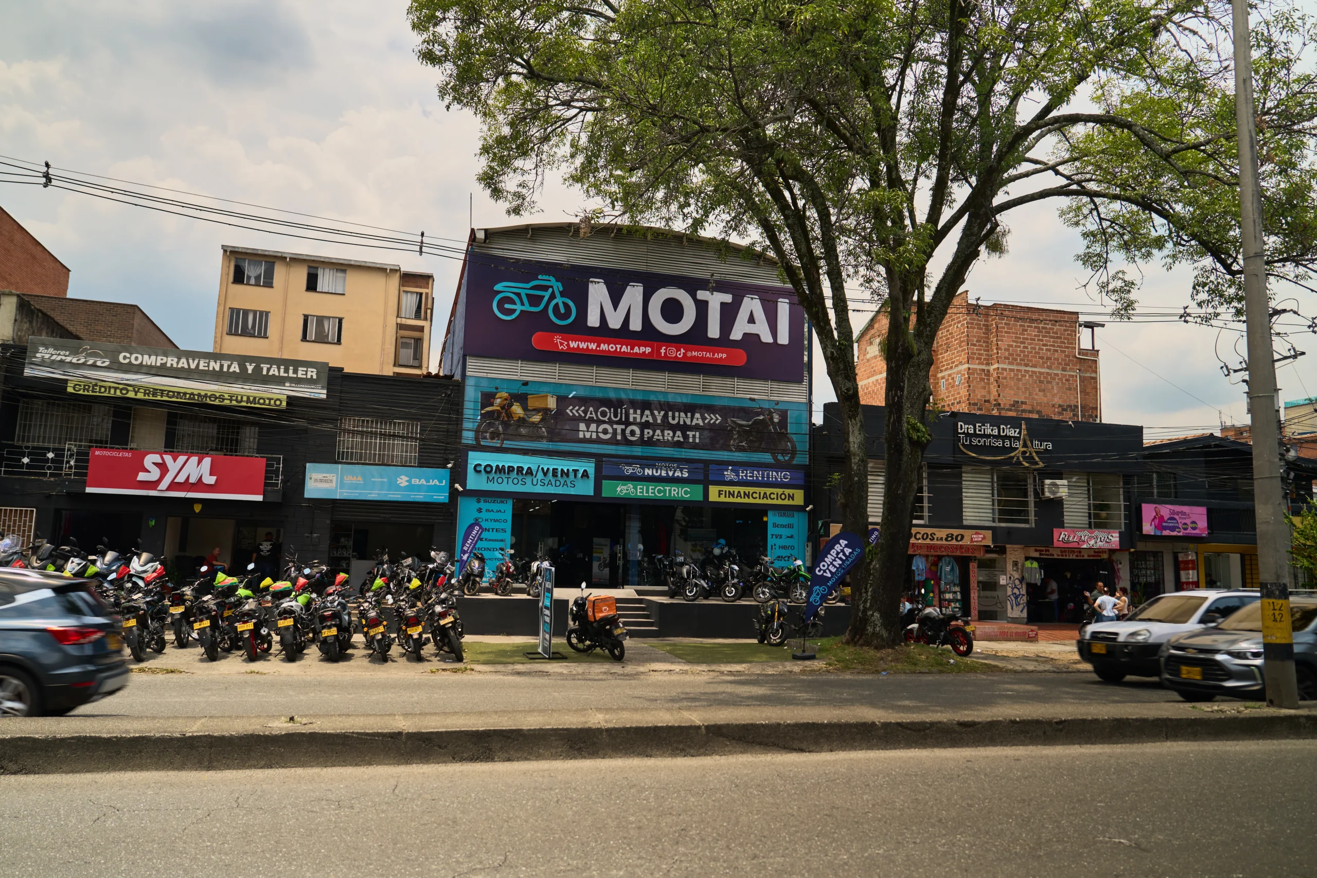 expansión de Motai: Fachada vitrina Motai Medellín con motos exhibidas