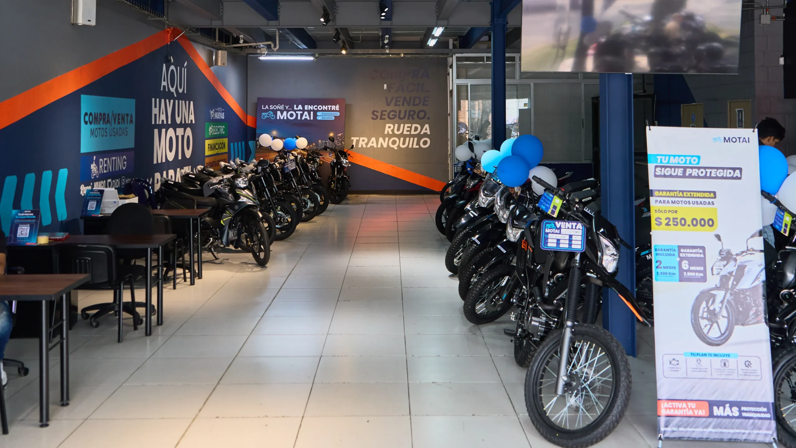 expansión de Motai: Interior vitrina Motai Medellín con motos usadas