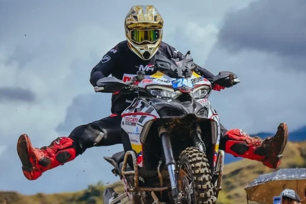 resultados de Gladiadores Off Road: Motociclista salta en carrera todoterreno.