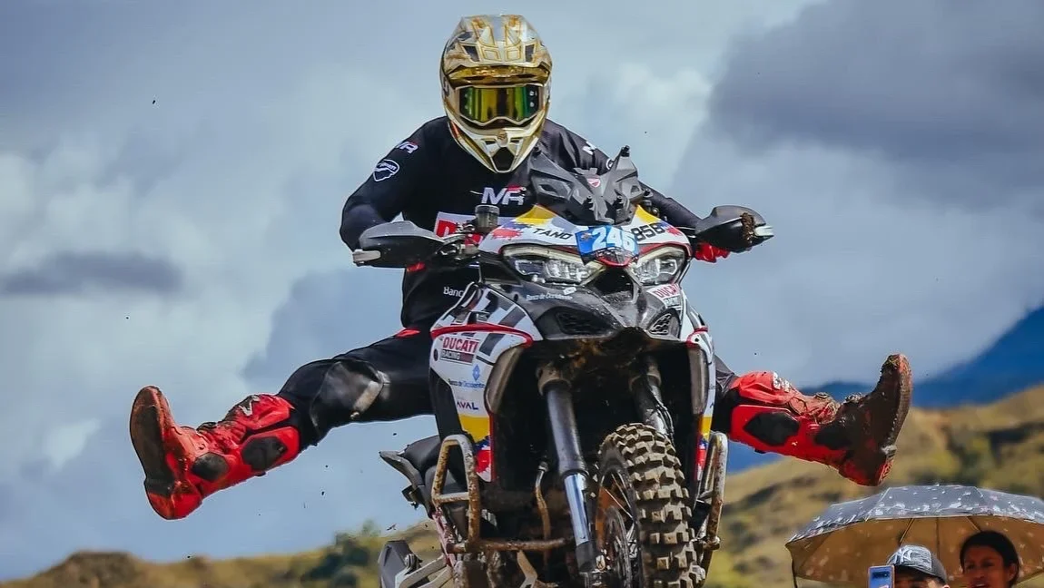 resultados de Gladiadores Off Road: Motociclista salta en carrera todoterreno.