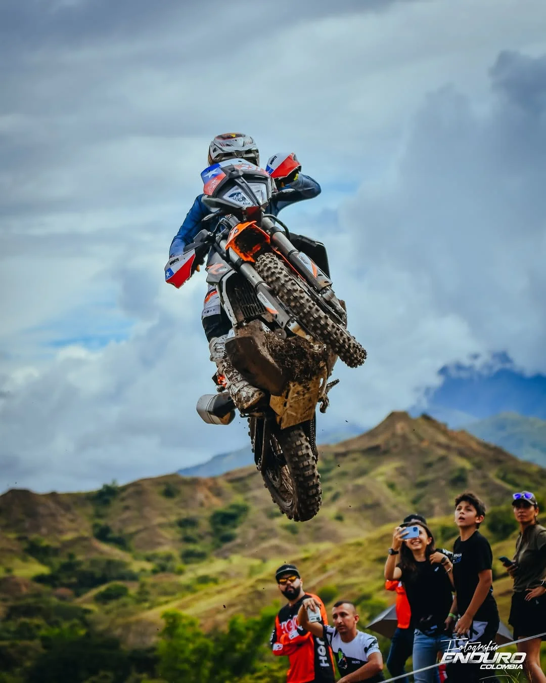 campeonato Doble Propósito: Motociclista en salto durante competencia de enduro.