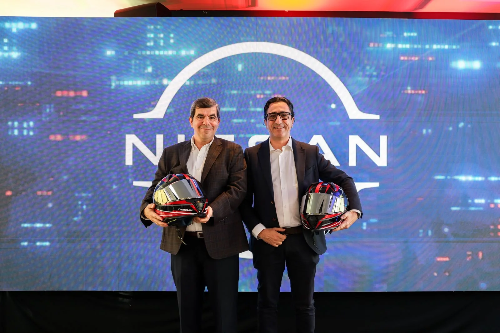 cambios en dirección Nissan: Dos directivos de Nissan posan con cascos de diseño.