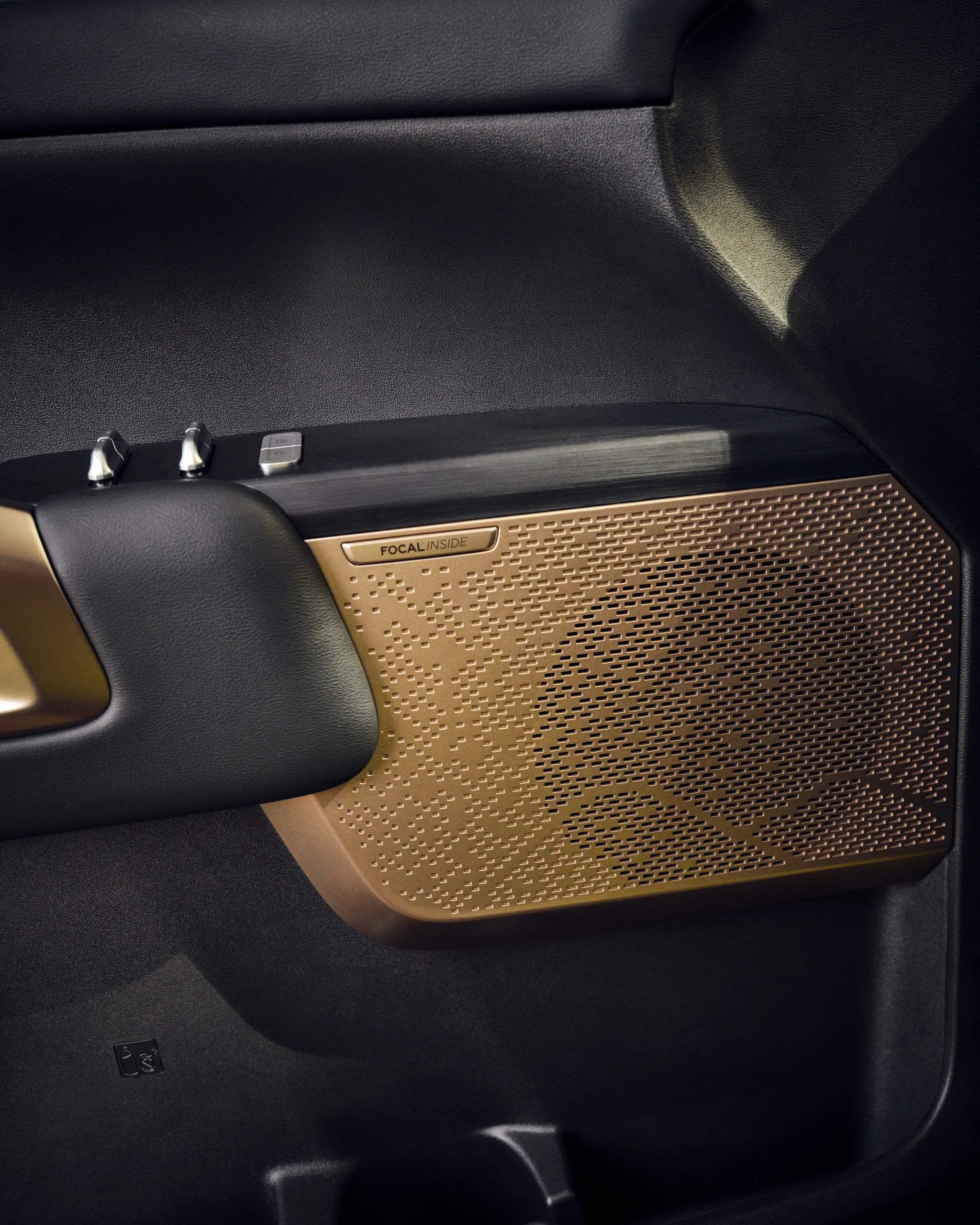 Interior de Nissan Frontier PRO PHEV, detalle de altavoz Focal Inside.
