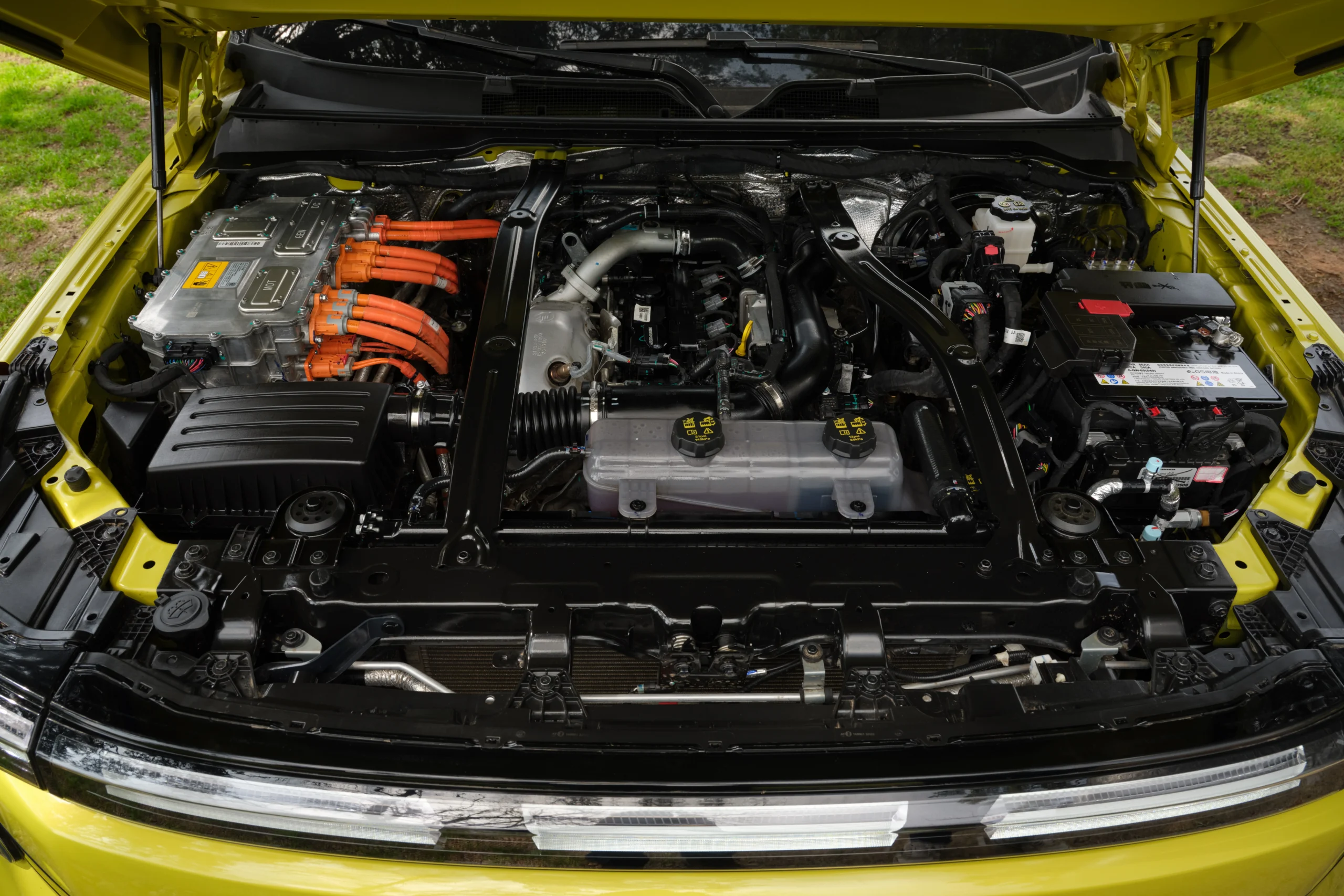 Compartimento motorizado Nissan Frontier PRO PHEV con detalles eléctricos.