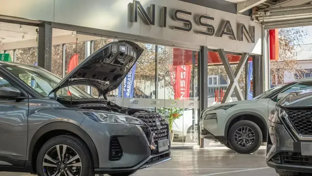 mantenimiento preventivo de Nissan: Nissan Kicks en concesionario con capó abierto.