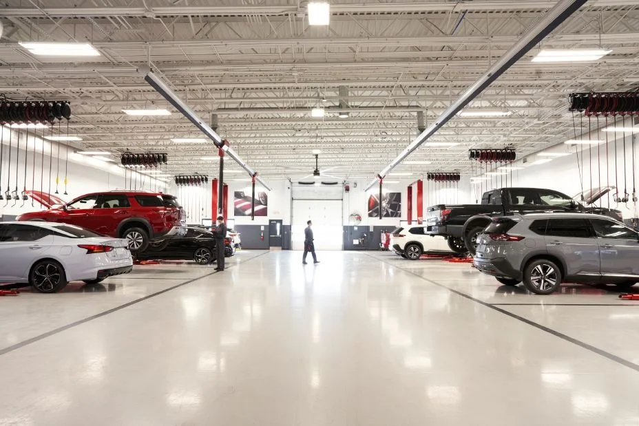 Posventa de Nissan: cómo la tecnología transforma el servicio automotriz 2 posventa de Nissan: Taller Nissan con técnicos y vehículos en servicio.