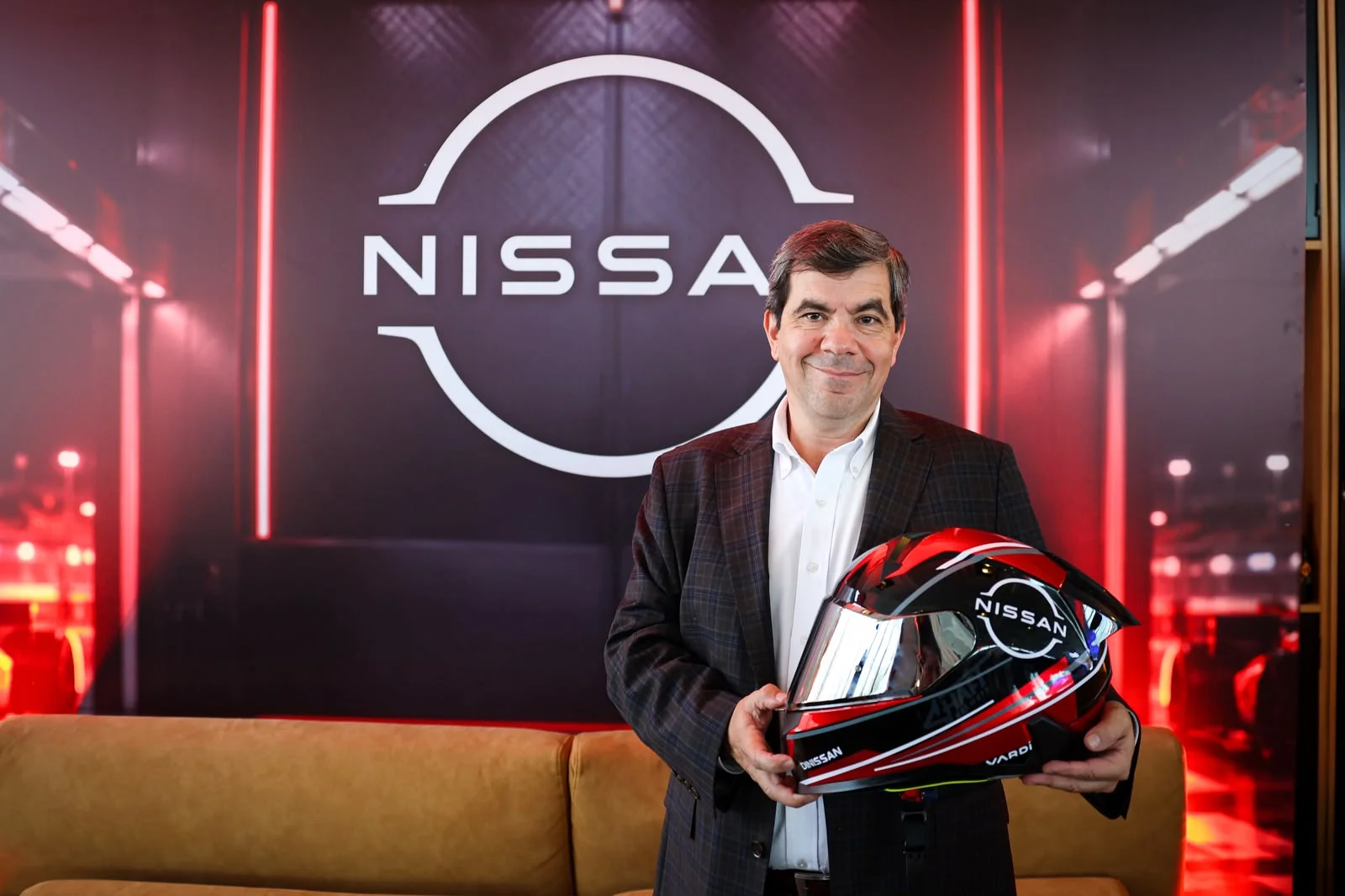 cambios en dirección Nissan: Ricardo Toro con casco Nissan ante logo de la marca