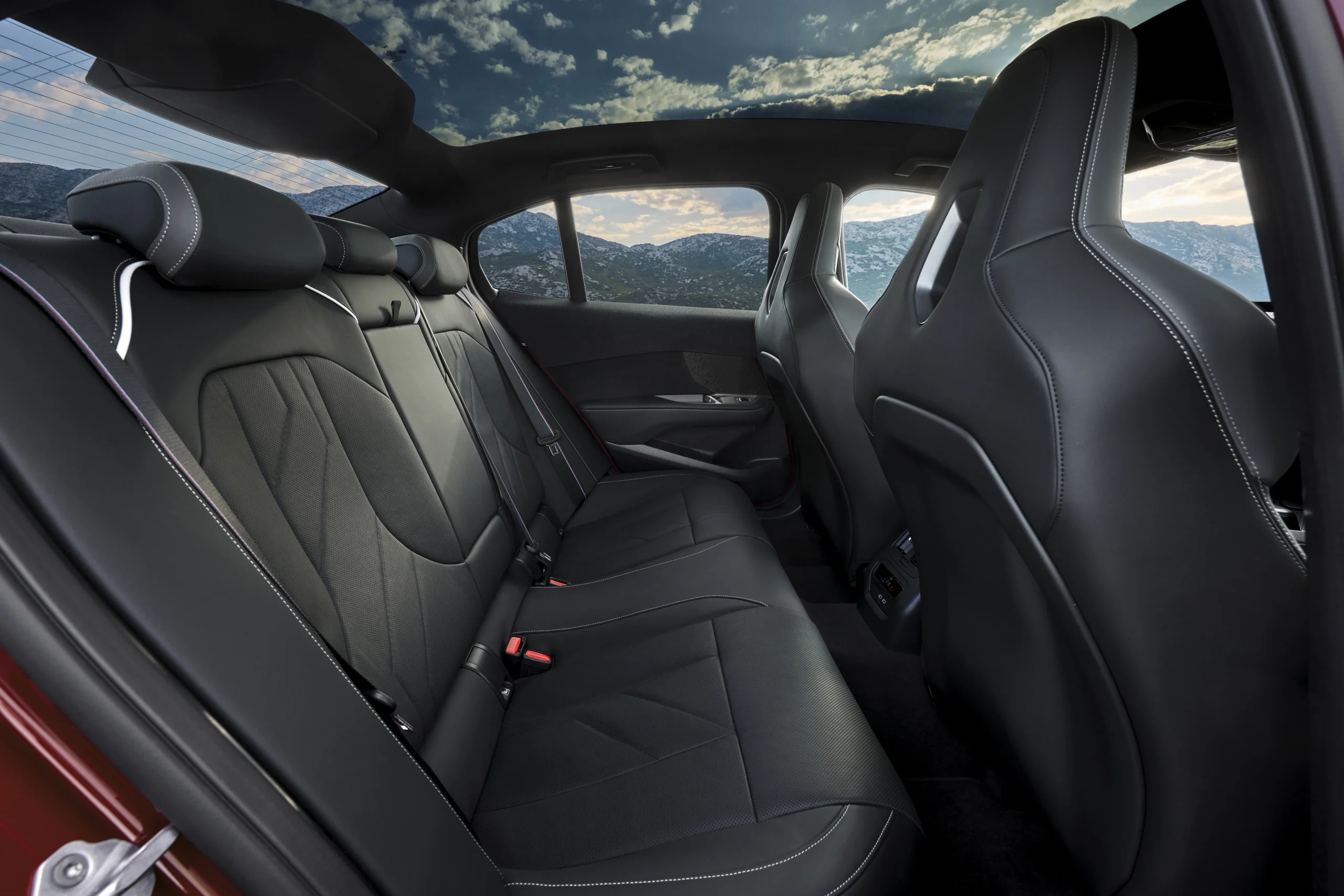 BMW Serie 3: la icónica saga se electrifica y redefine la deportividad 5 BMW Serie 3: Interior de vehículo: asientos traseros en cuero, techo panorámico.