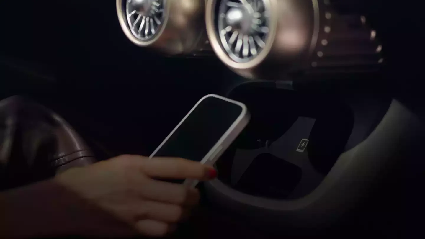 Smart #2: el biplaza eléctrico de ciudad que redefine la agilidad urbana 8 smart #2: Cargador inalámbrico y ventilas de turbina en vehículo.