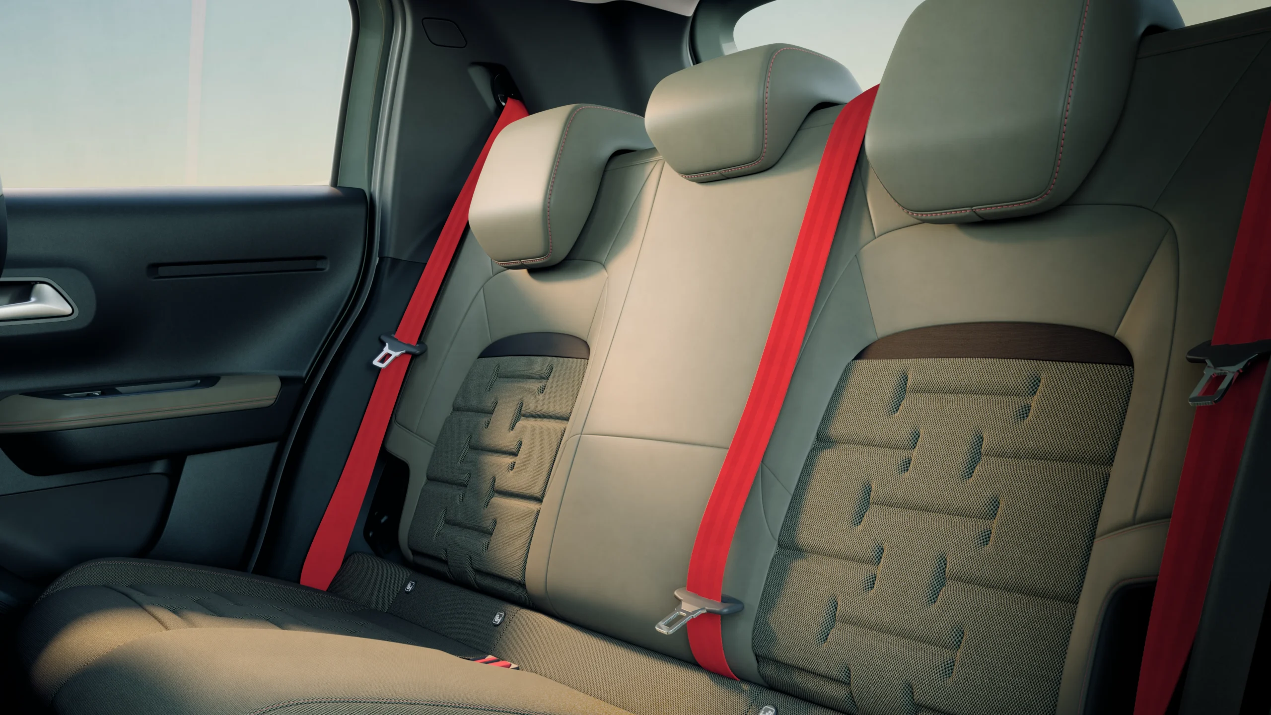 Citroën Outdoor: la nueva línea que infunde aventura diaria en sus modelos 8 Citroën Outdoor: Asientos traseros con tapicería y cinturones rojos.