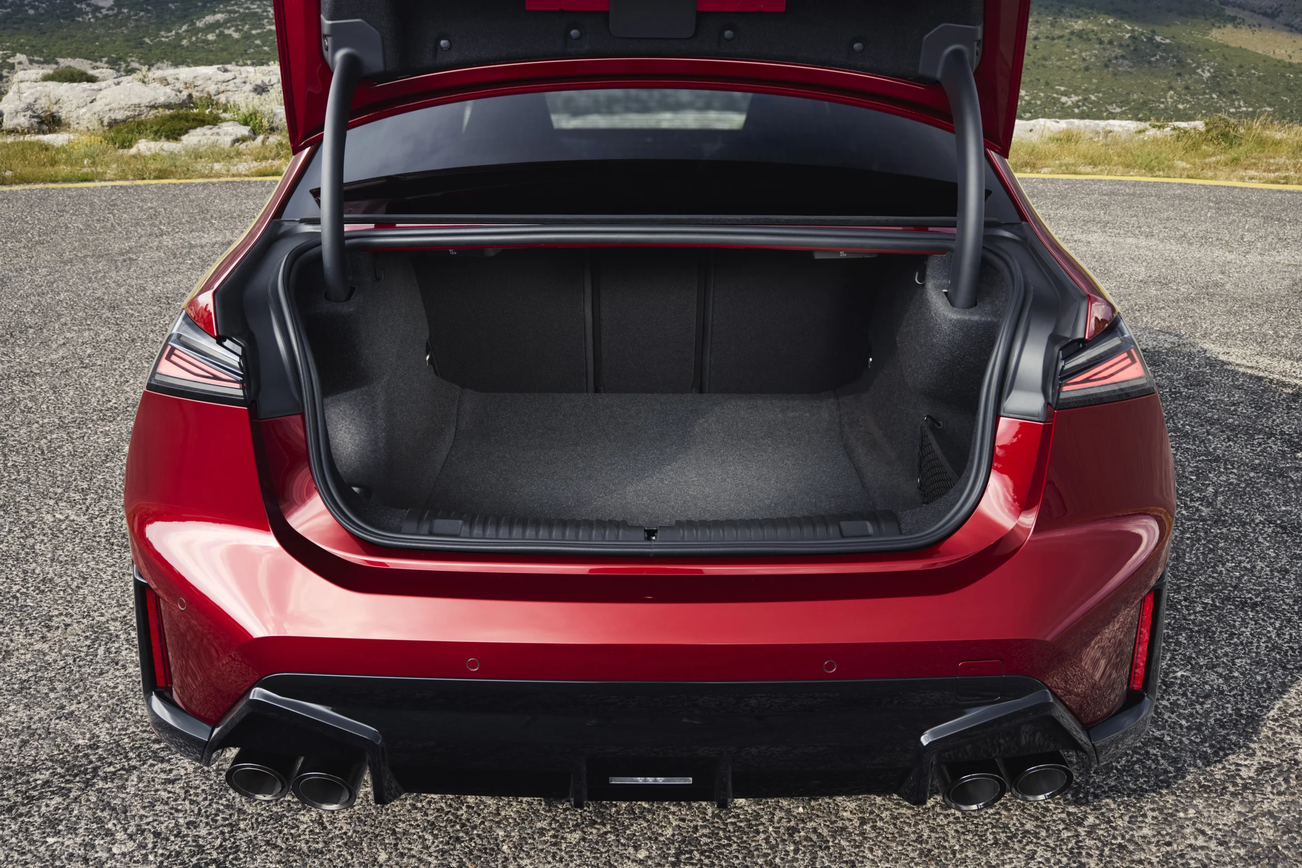 BMW Serie 3: la icónica saga se electrifica y redefine la deportividad 7 BMW Serie 3: Maletero abierto de sedan rojo con detalle de iluminación LED trasera.