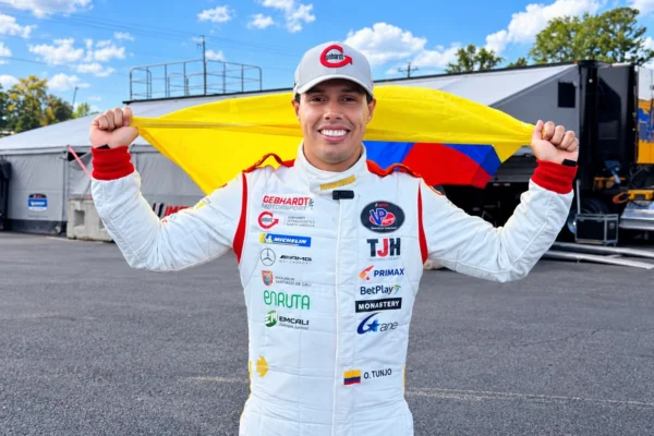 Óscar Tunjo Mercedes-Benz: Piloto Óscar Tunjo celebra con bandera de Colombia.