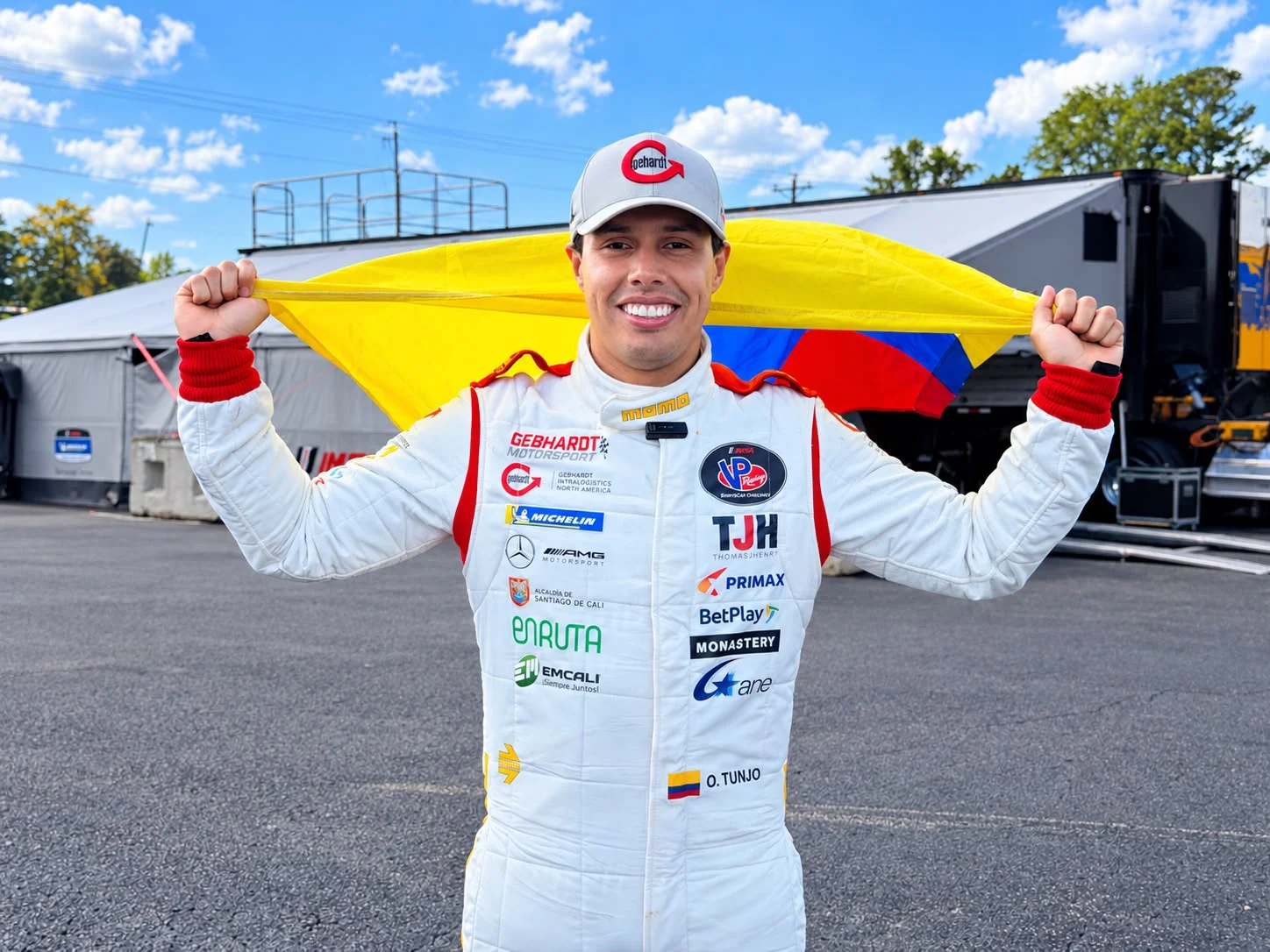 Óscar Tunjo Mercedes-Benz: Piloto Óscar Tunjo celebra con bandera de Colombia.