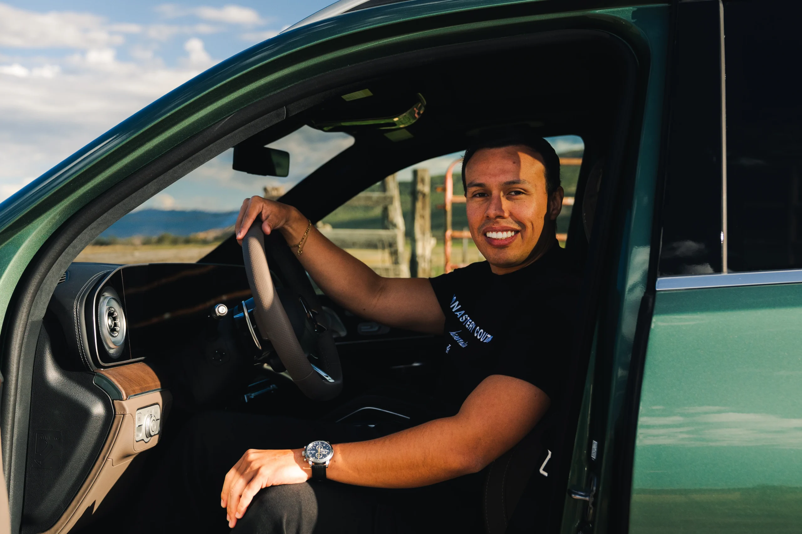 Óscar Tunjo Mercedes-Benz: Óscar Tunjo dentro de un Mercedes-Benz, celebrando victoria.
