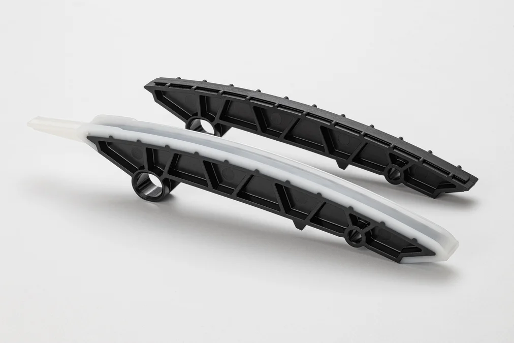 Reciclaje de plástico en Mercedes-Benz: BASF lidera innovación para autopartes circulares 3 reciclaje de plástico en Mercedes-Benz: Dos componentes plásticos de motor con poliamida PA6 reciclada