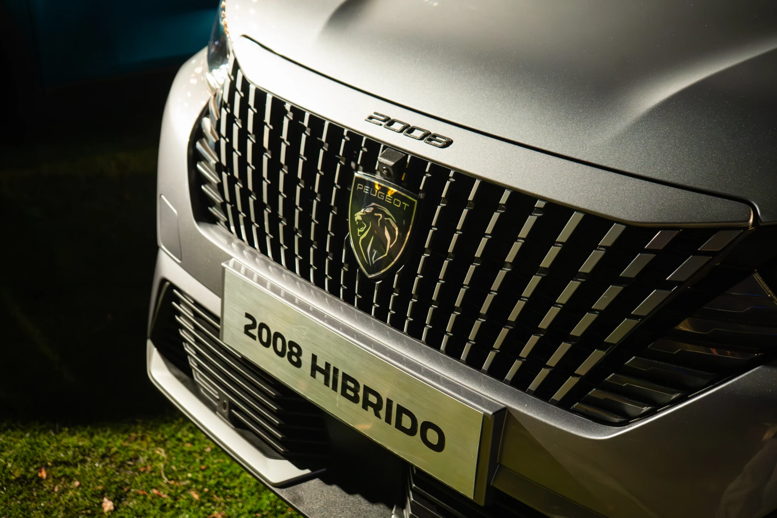 Frontal del Peugeot 2008 Híbrido en evento.