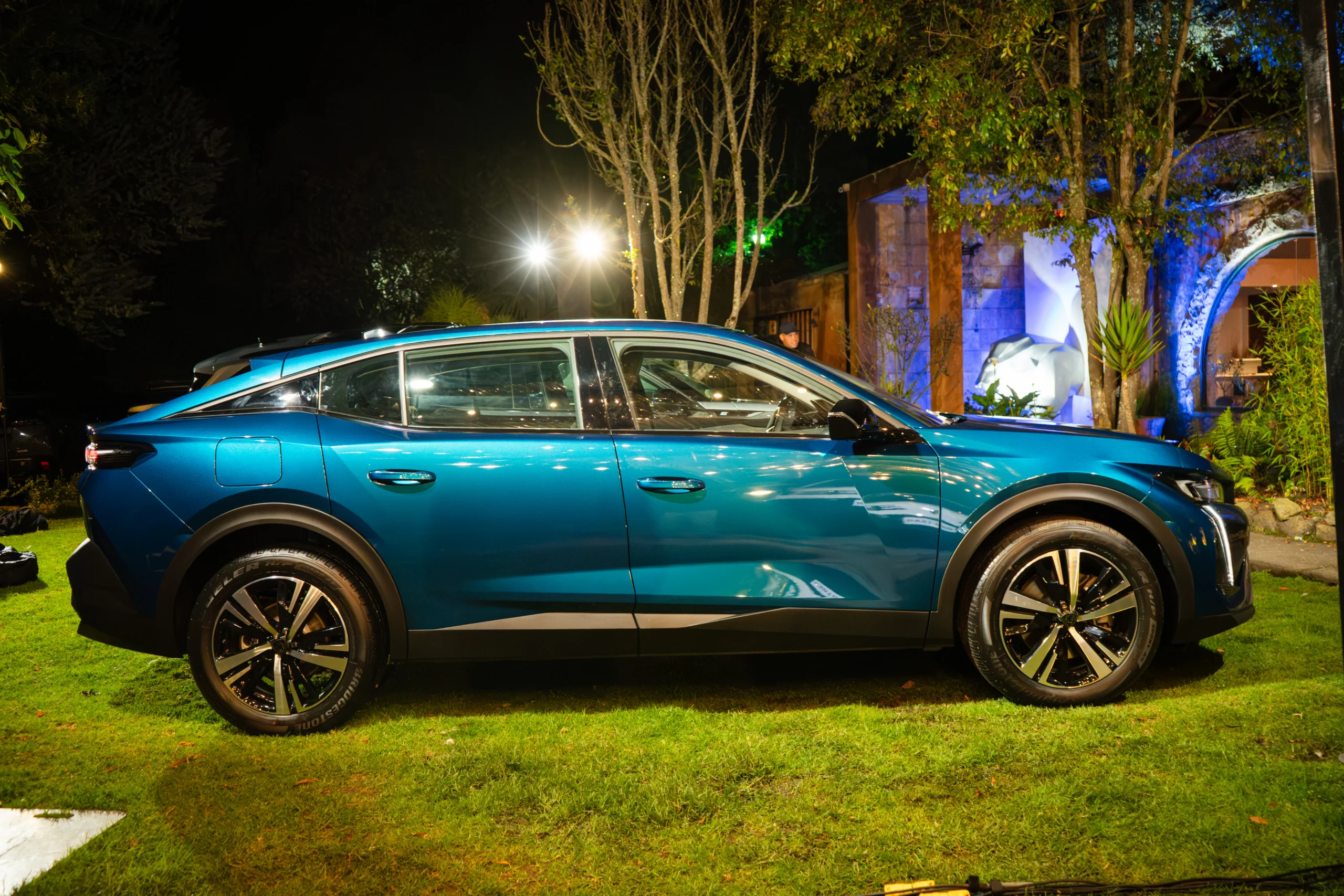 Peugeot 2008 Híbrido en exhibición nocturna.