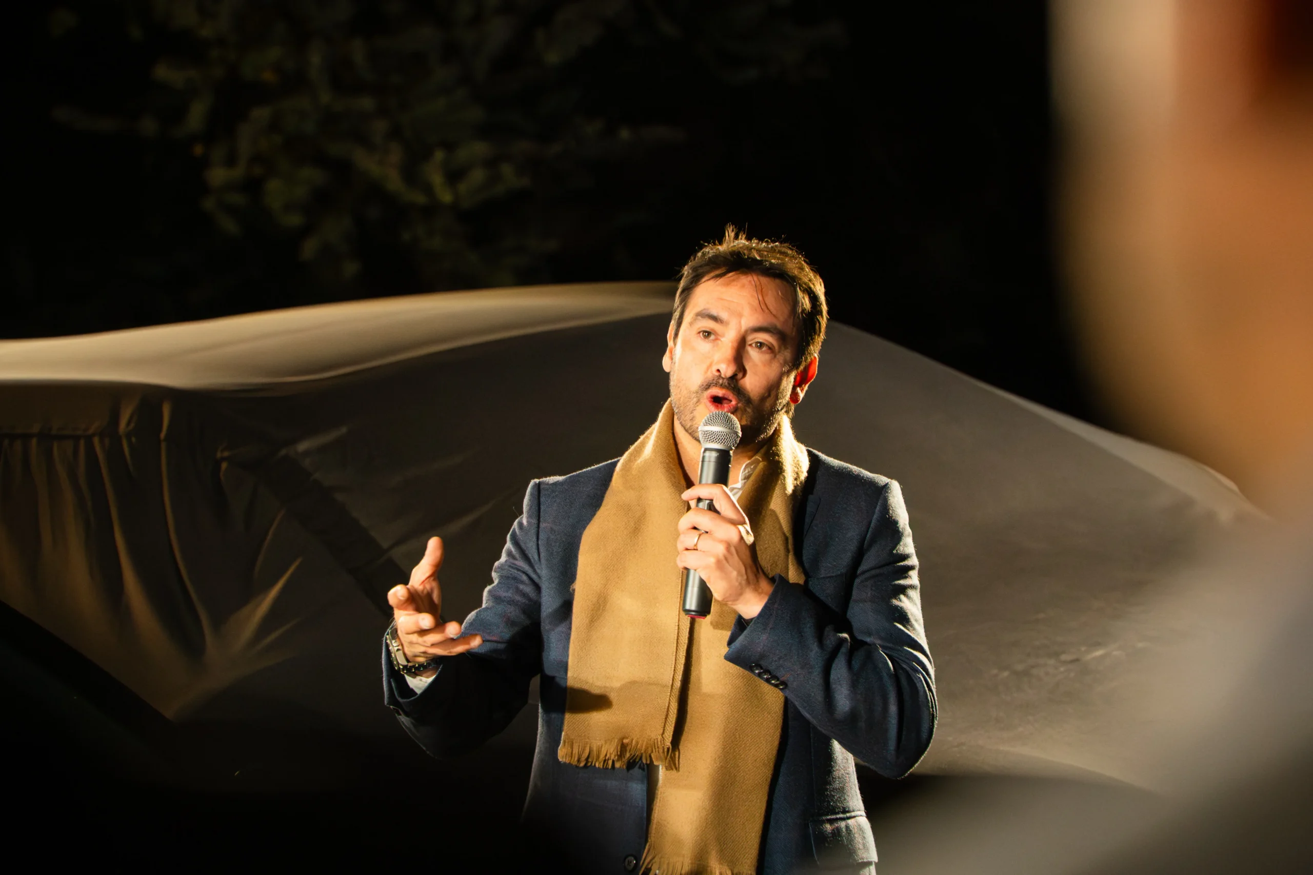 Presentación del Peugeot 2008 Híbrido por un ejecutivo.