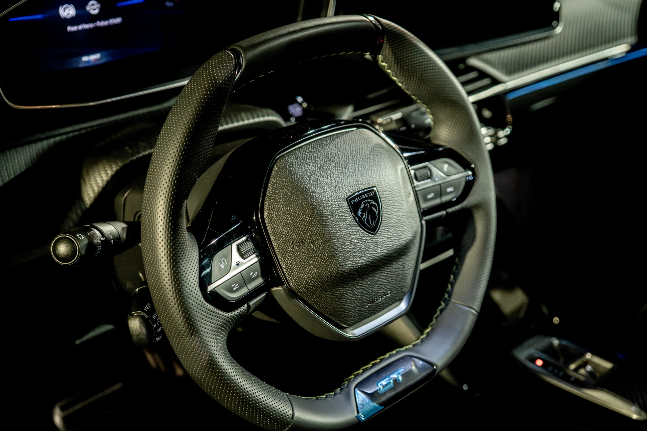Peugeot 2008 Híbrido: Timón Peugeot i-Cockpit GT, cuero perforado, costuras contraste.