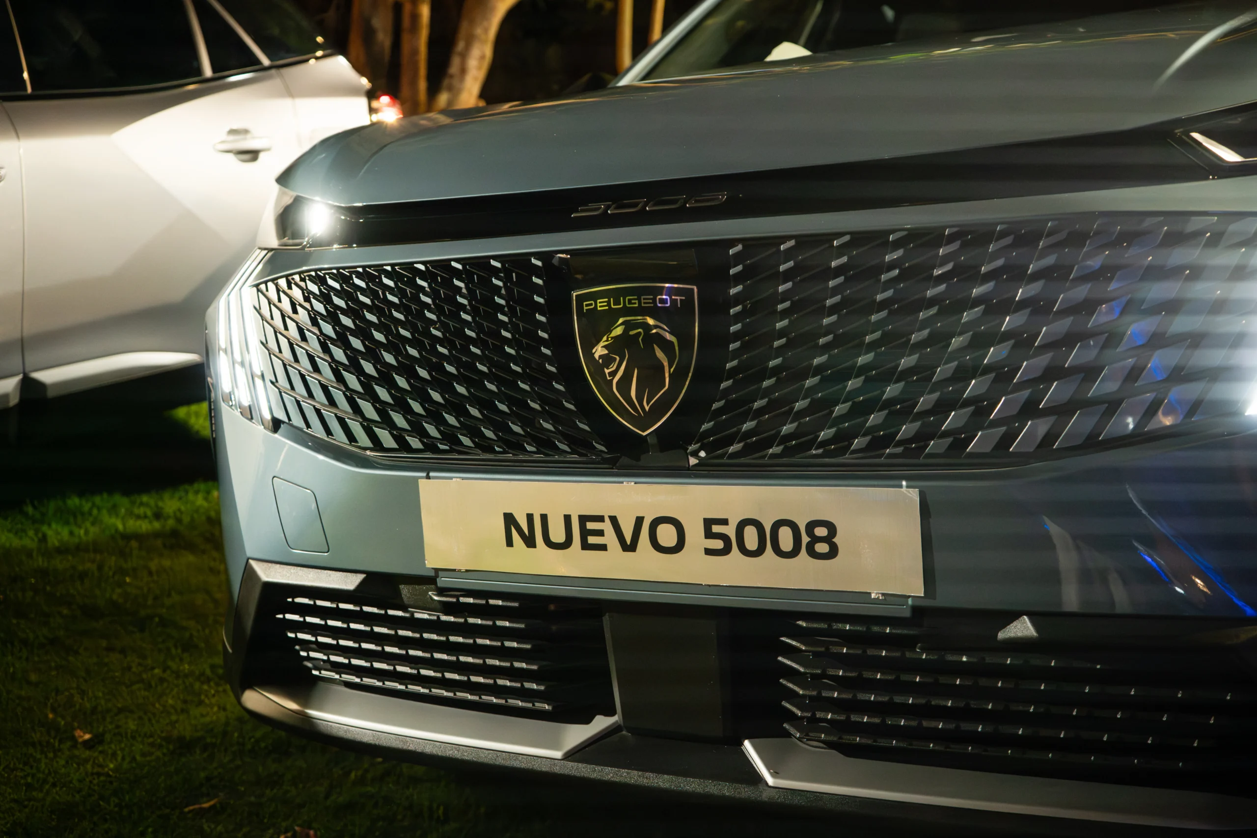 Peugeot 2008 Híbrido: Frente del Peugeot 5008 con emblema y parrilla.