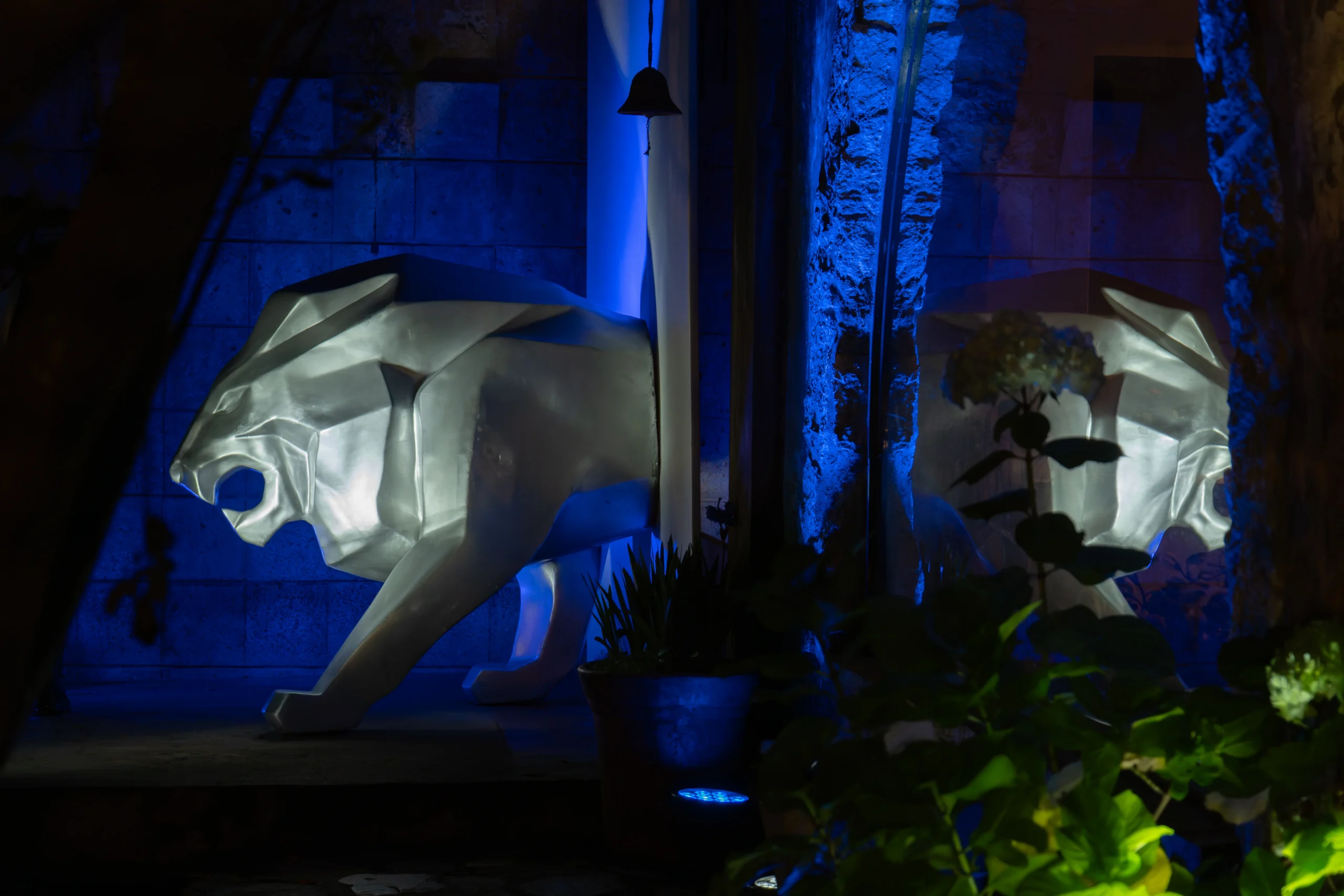 Peugeot 2008 Híbrido: Escultura de león iluminada en evento de Peugeot.