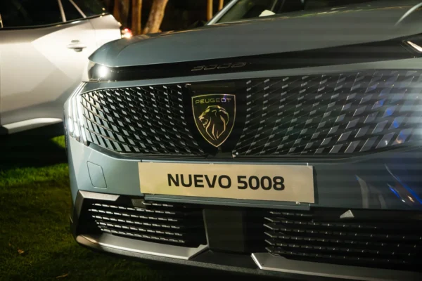 Peugeot 2008 Híbrido: Frontal del Nuevo Peugeot 5008 con parrilla de rombos.