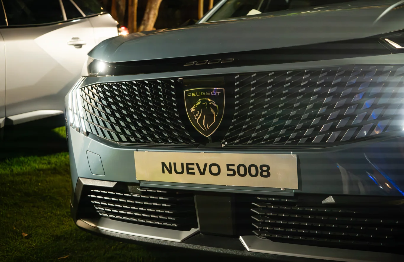 Peugeot 2008 Híbrido: Frontal del Nuevo Peugeot 5008 con parrilla de rombos.