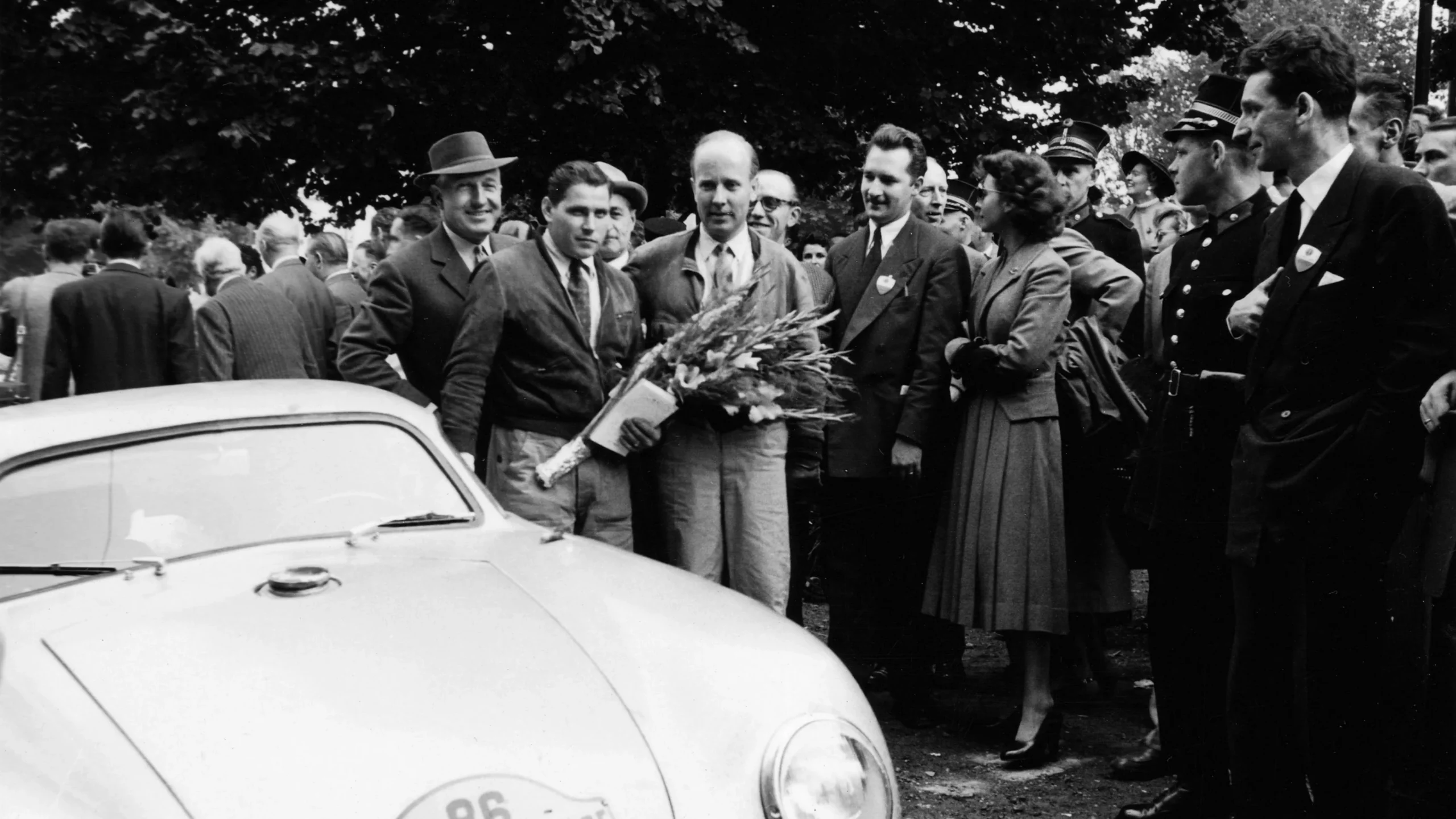 Porsche 356 SL: el misterio revelado de un ícono de la competición 2 Porsche 356 SL y equipo de Le Mans 1951