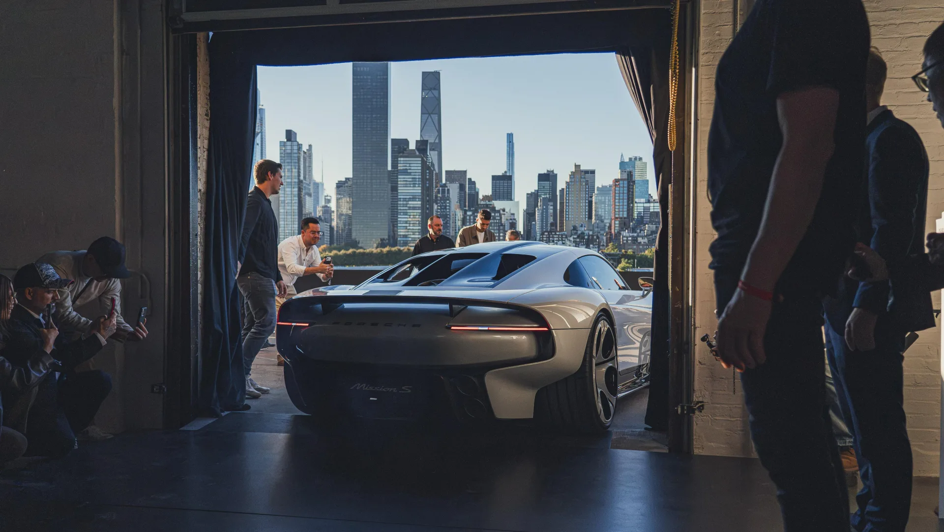 Estreno mundial del Porsche Mission S en el muelle de Queens