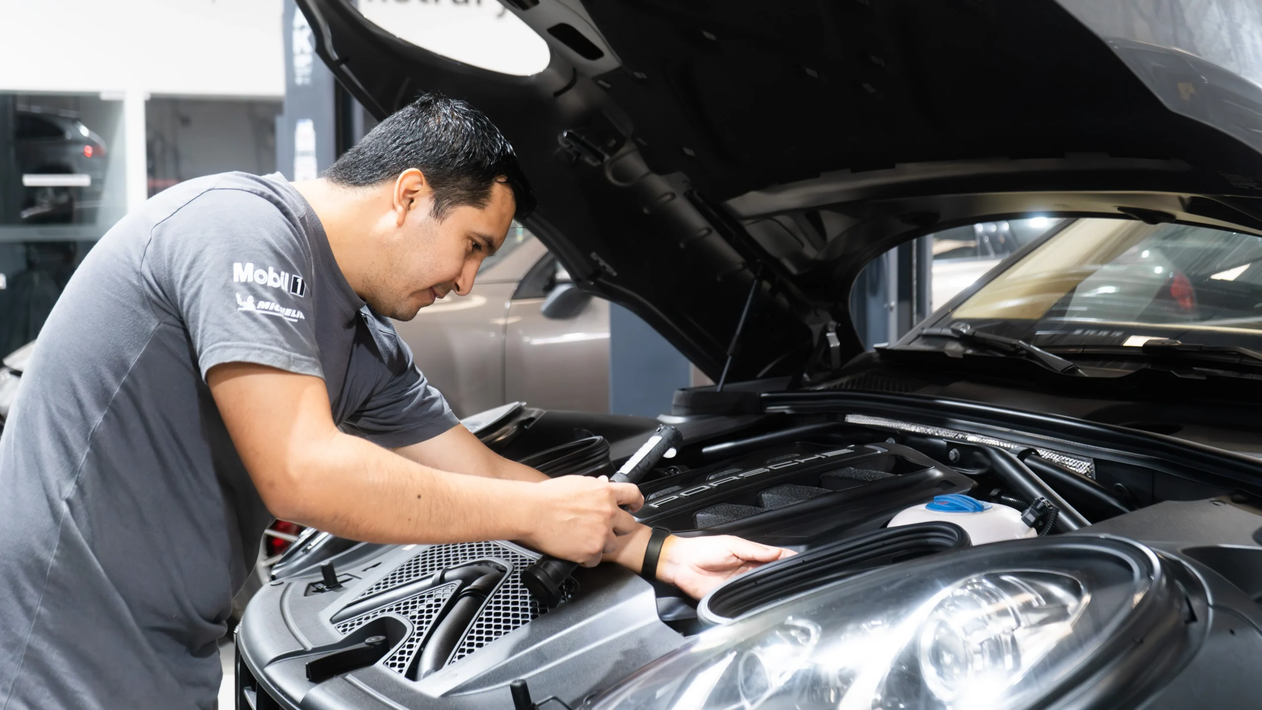 servicio de Porsche: Porsche porsche tecnico mantenimiento latam scaled