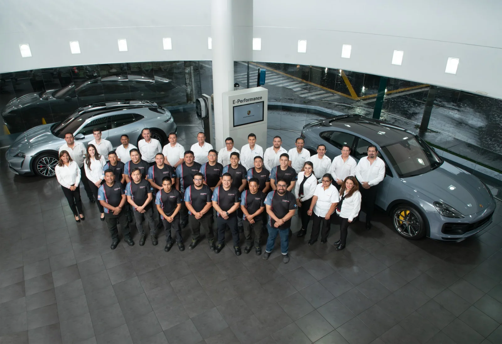 servicio de Porsche: Servicio y técnicos certificados de Porsche en América Latina reunidos.