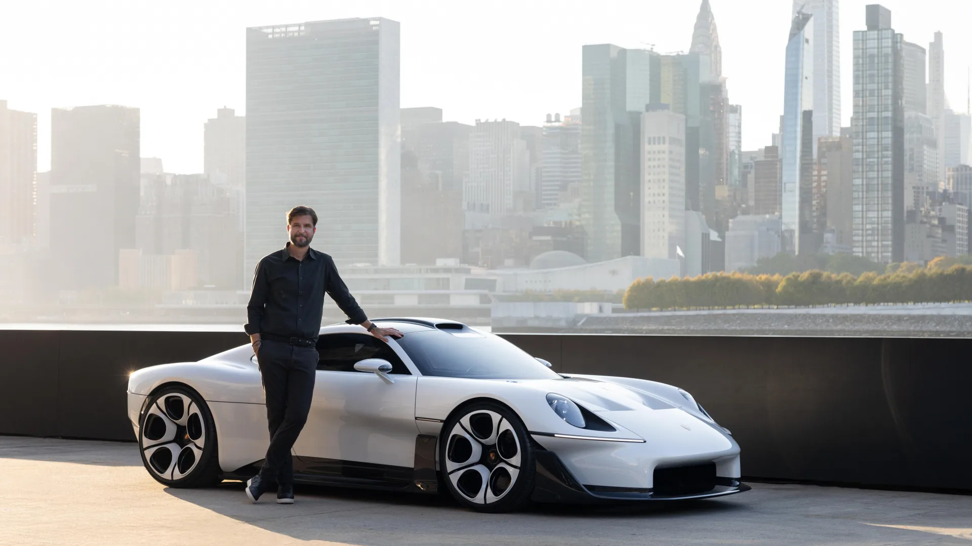 Tobias Sühlmann junto al Porsche Mission S