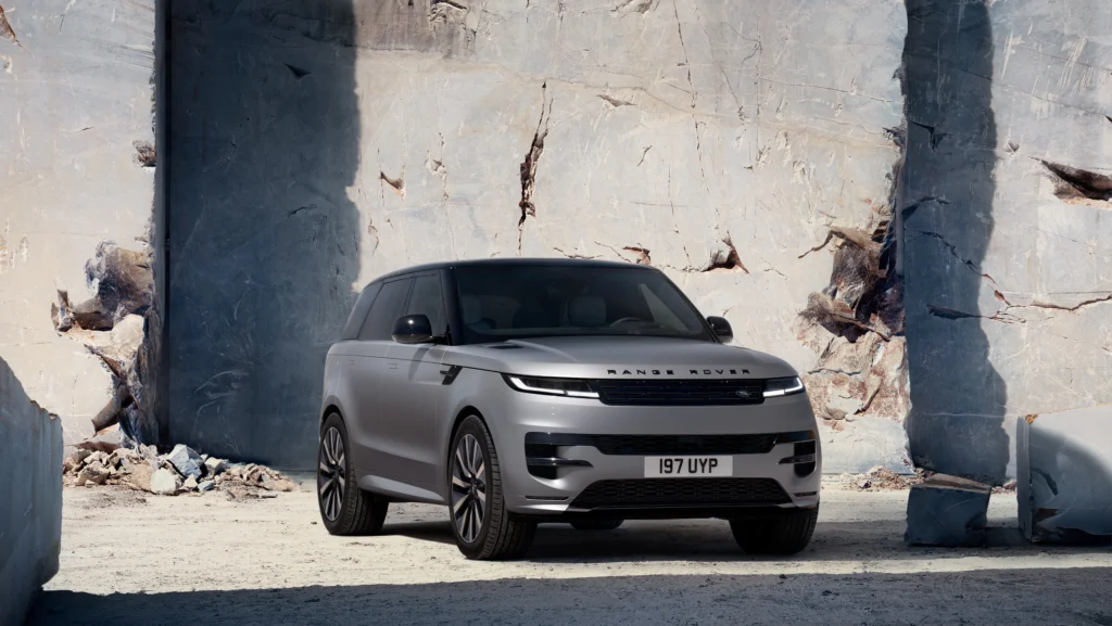 Range Rover Sport Electric: potencia y agilidad en un SUV de lujo electrificado 4 Range Rover Sport Electric: Range Rover Sport 27MY frontal con diseño distintivo.