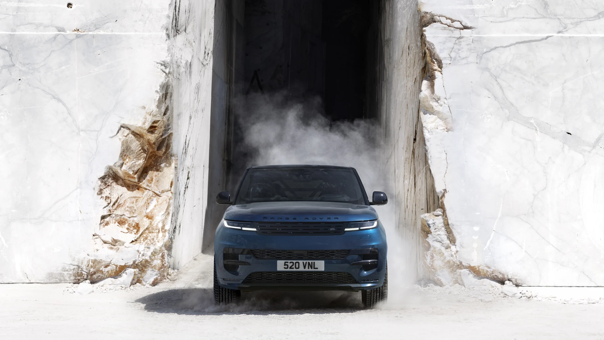Range Rover Sport Electric: potencia y agilidad en un SUV de lujo electrificado 6 Range Rover Sport Electric: Range Rover Sport saliendo de un túnel rocoso.