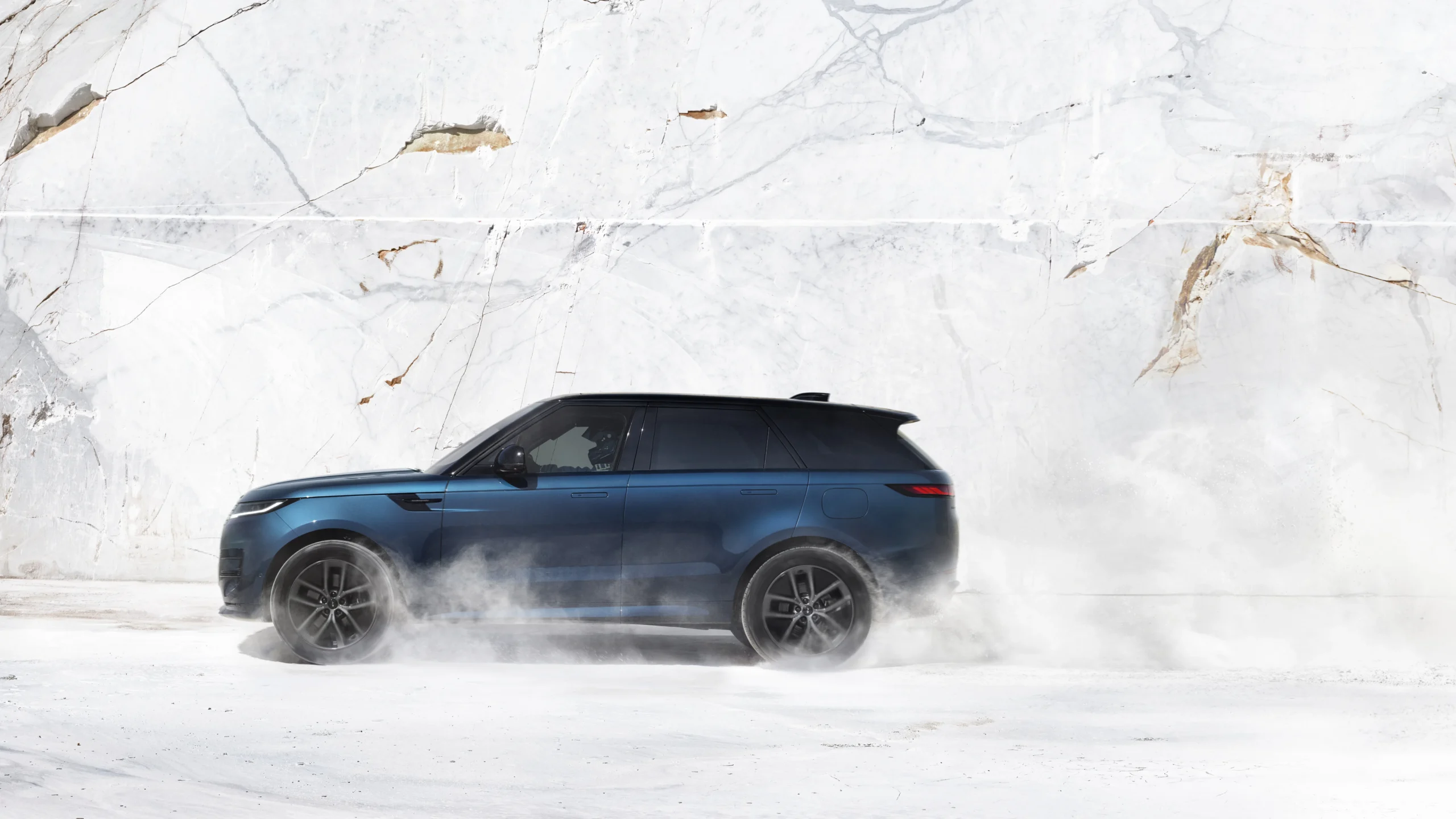 Range Rover Sport Electric: potencia y agilidad en un SUV de lujo electrificado 3 Range Rover Sport Electric: Range Rover Sport 2025 azul, perfil lateral, levantando polvo.