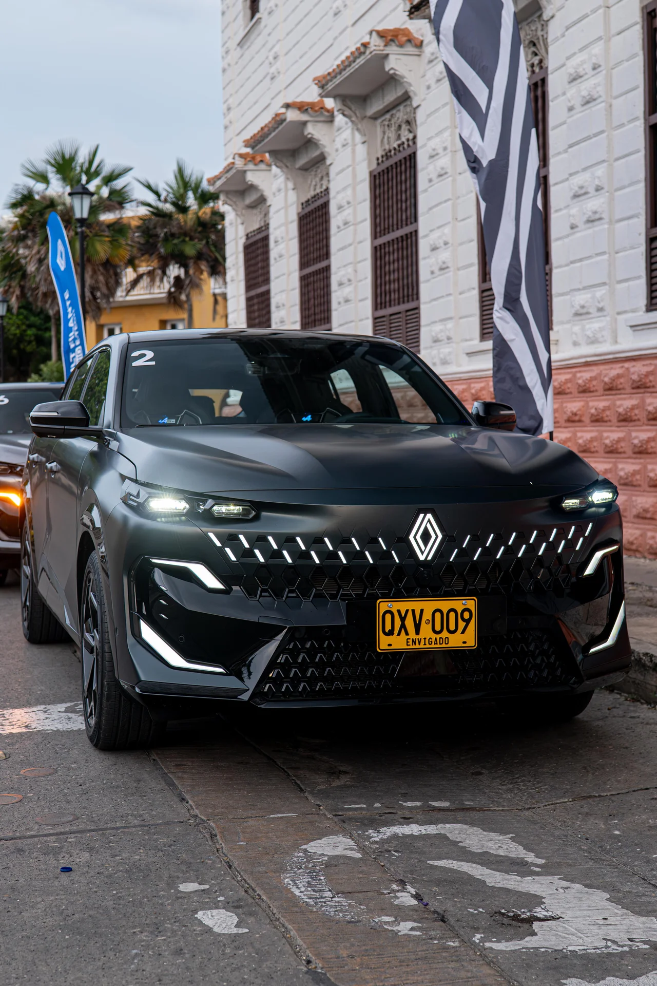 Renault Filante 2027: el crossover híbrido de lujo que abre ruta en Colombia 3 Renault Filante 2027: Renault Filante negro, vista frontal con luces LED.