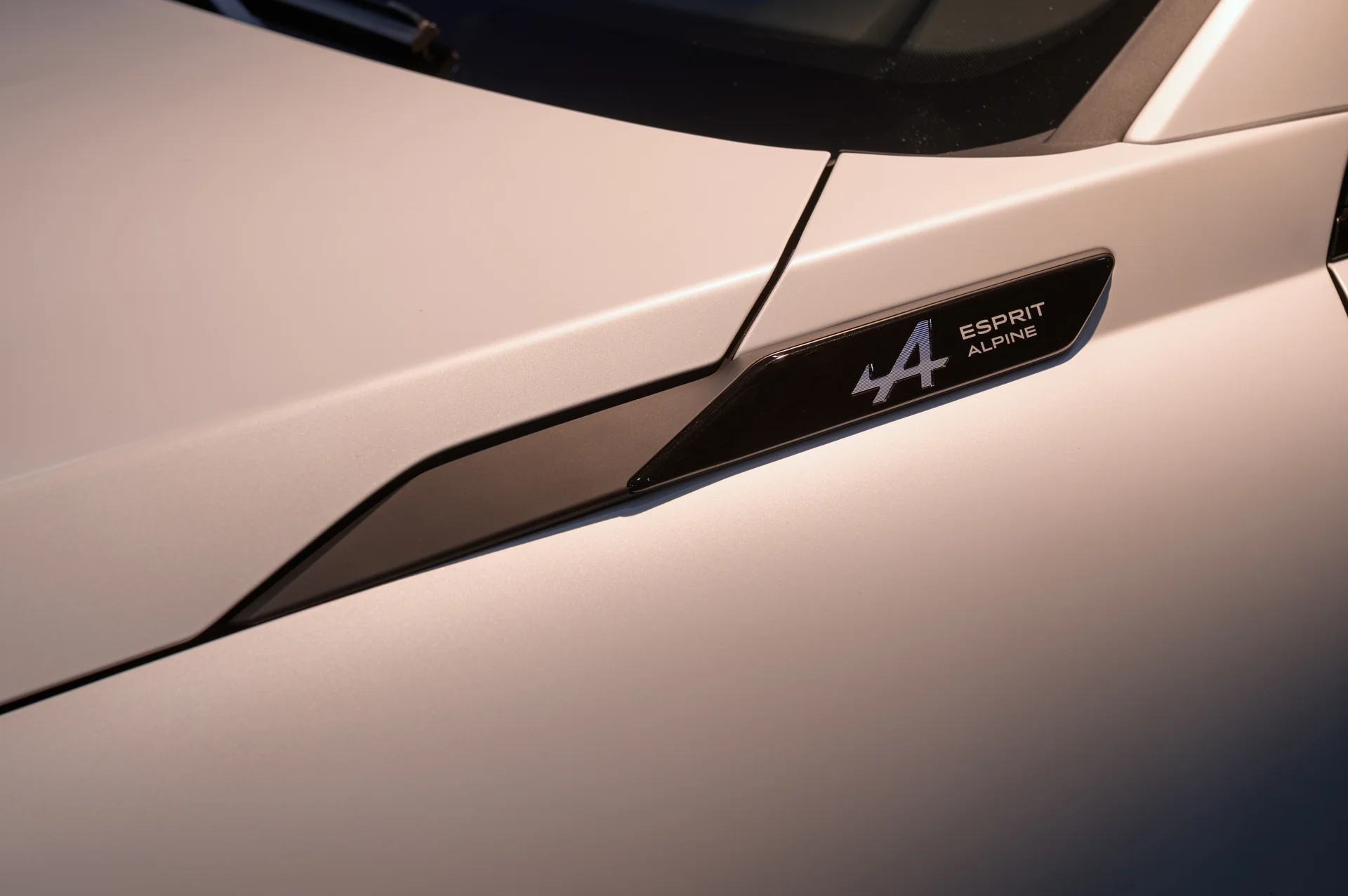 Renault Filante 2027: el crossover híbrido de lujo que abre ruta en Colombia 4 Renault Filante 2027: Emblema Esprit Alpine en carrocería de Renault Filante.