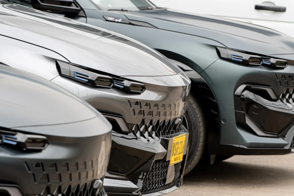 Renault Filante 2027: el crossover híbrido de lujo que abre ruta en Colombia 2 Renault Filante 2027: Frontal de tres Renault Filante grises con luces LED.