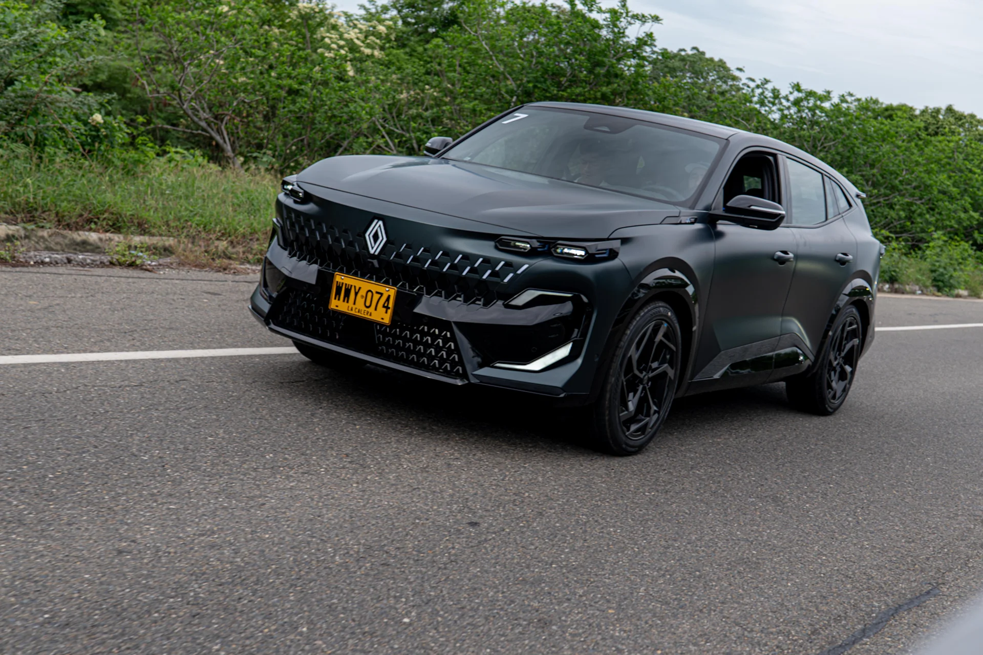 Renault Filante 2027: el crossover híbrido de lujo que abre ruta en Colombia 5 Renault Filante 2027: Renault Filante crossover híbrido en movimiento por carretera.