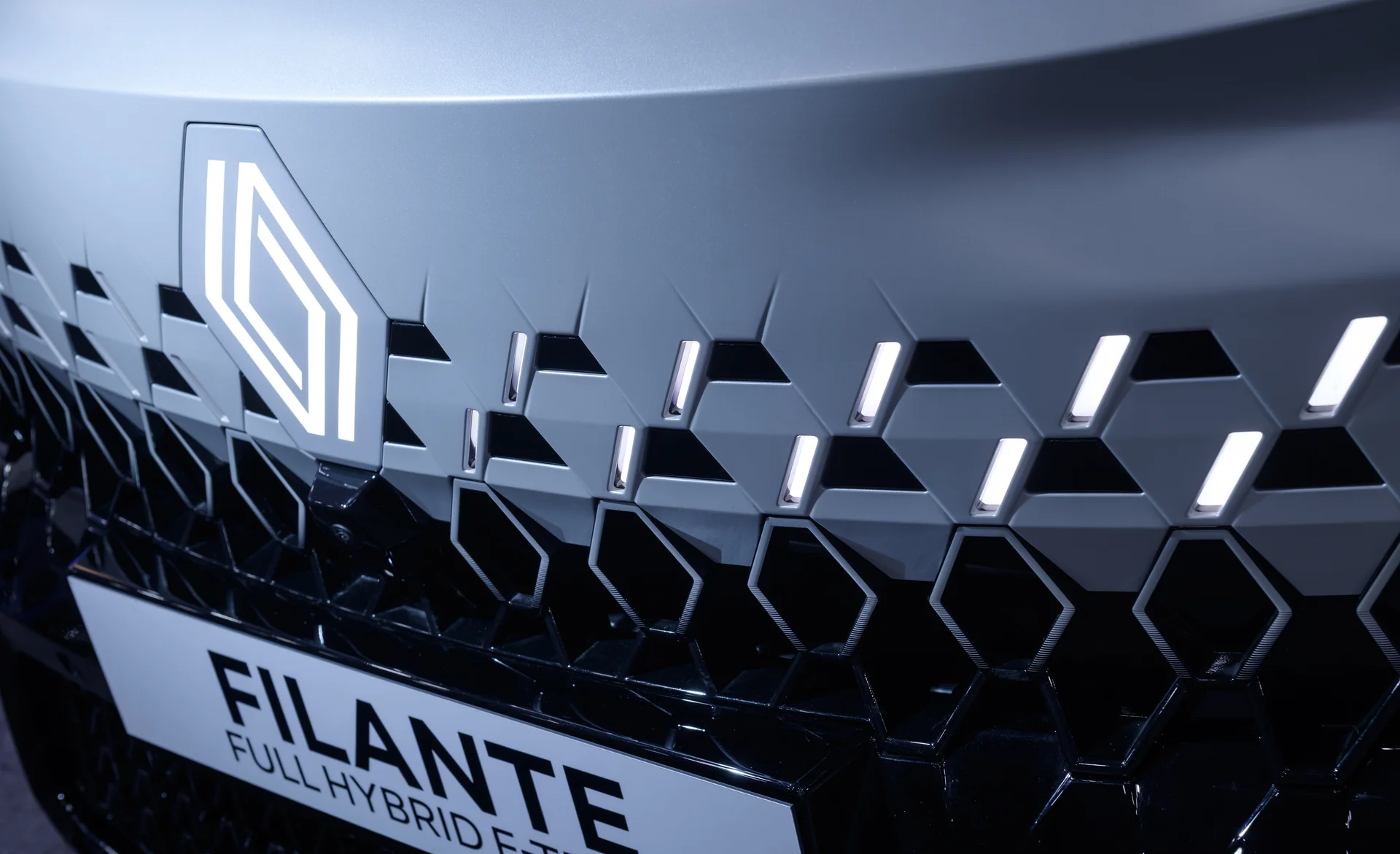 Renault Filante 2027: el crossover híbrido de lujo que abre ruta en Colombia 7 Renault Filante 2027: Logo Renault Filante E-Tech híbrido parrilla frontal.
