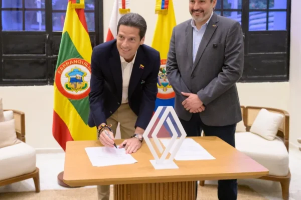 proyecto industrial Renault: Hombres firmando pacto intención Renault-Sofasa inversión.