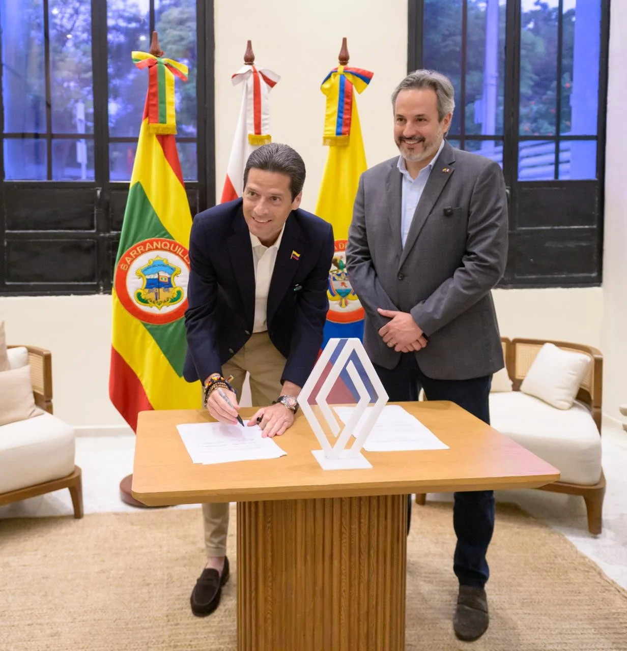 proyecto industrial Renault: Hombres firmando pacto intención Renault-Sofasa inversión.