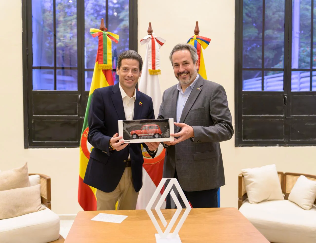 proyecto industrial Renault: Funcionarios Renault y Gobierno Colombia con modelo R4