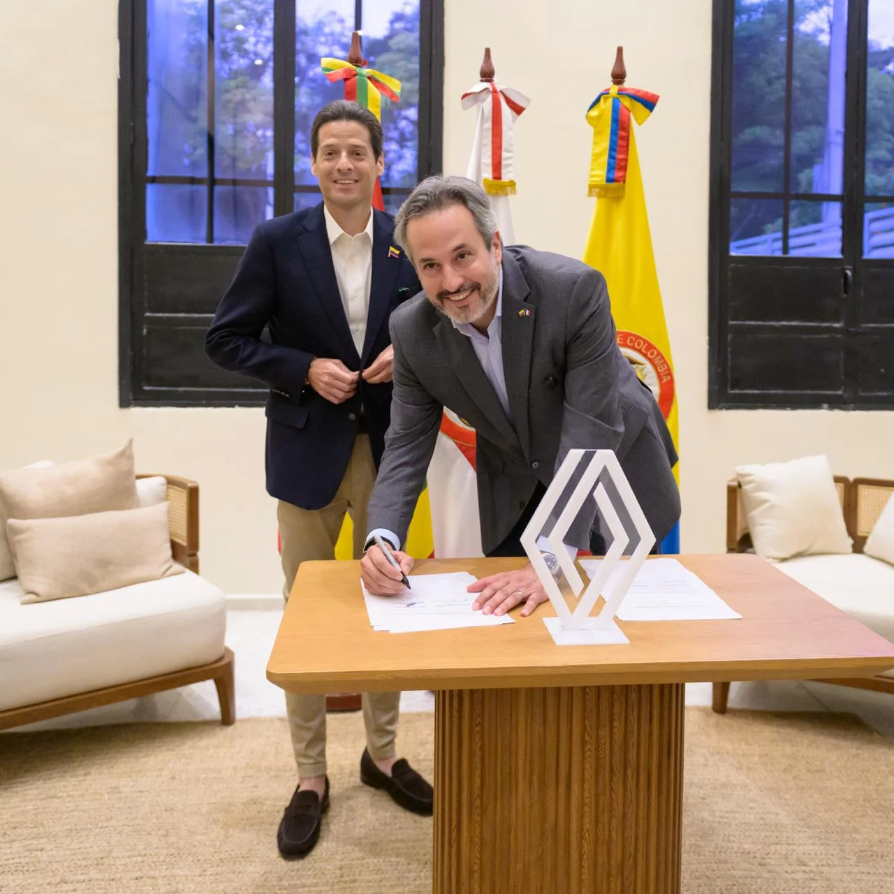 proyecto industrial Renault: Renault Sofasa gobierno firma pacto inversión