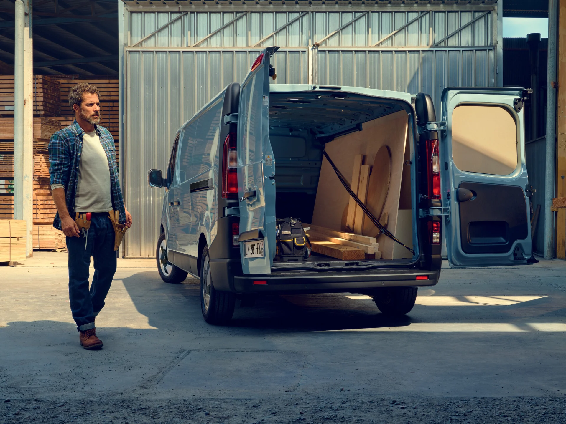 Renault Trafic la van diésel renovada eleva confort, seguridad y conectividad 7 Hombre carga la furgoneta Renault Trafic diésel renovada.