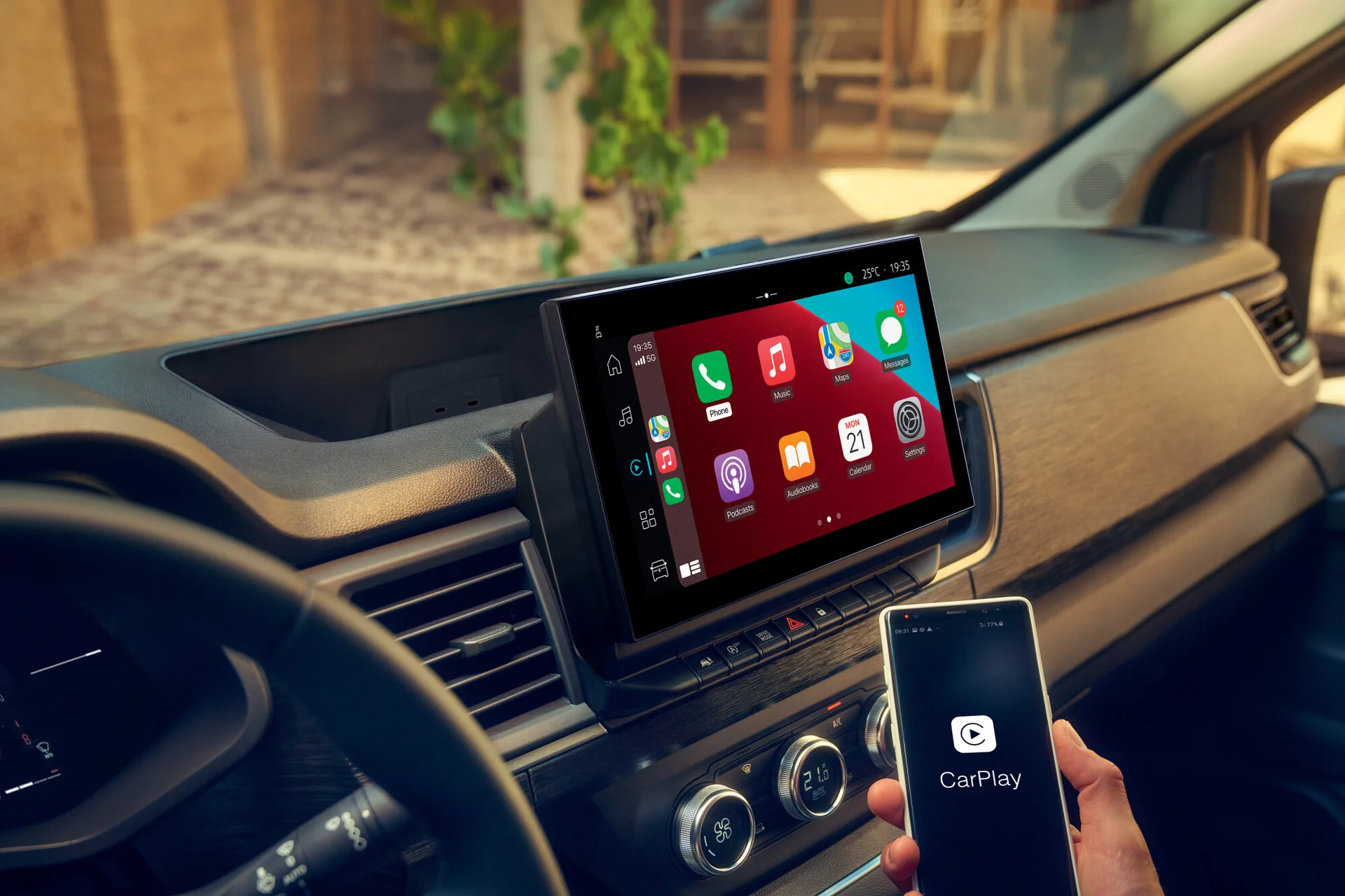 Renault Trafic la van diésel renovada eleva confort, seguridad y conectividad 4 Interior de la Renault Trafic con pantalla.