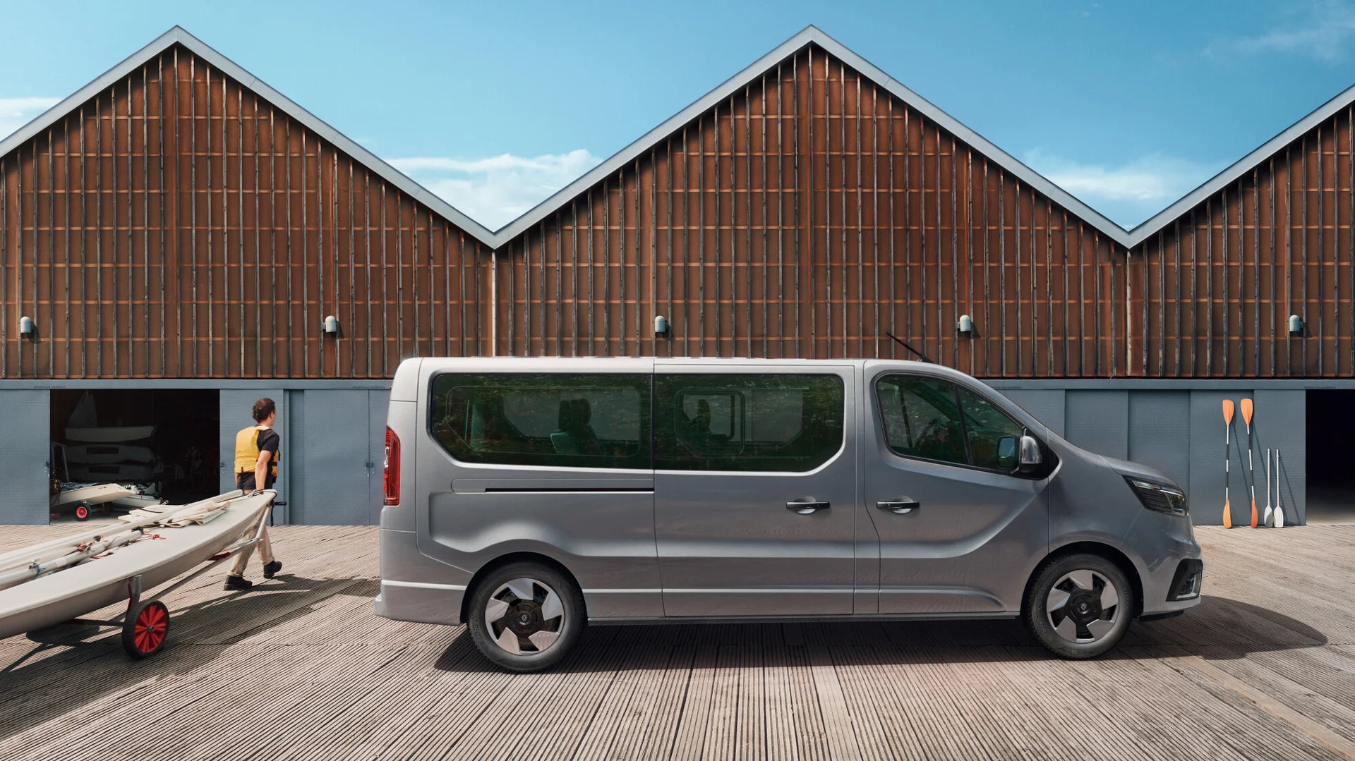 Renault Trafic la van diésel renovada eleva confort, seguridad y conectividad 2 Renault Trafic diésel renovada en entorno recreativo.