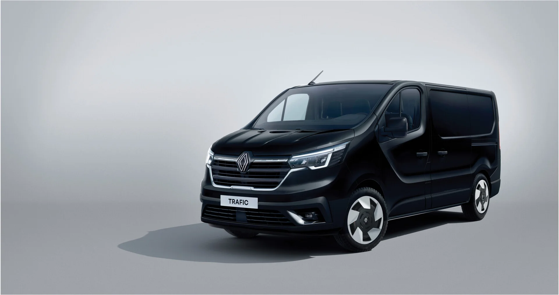 Renault Trafic la van diésel renovada eleva confort, seguridad y conectividad 5 Renault Trafic van diésel frontal luces LED