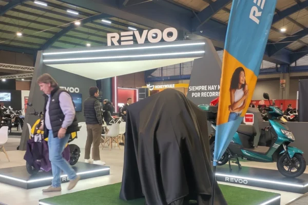 La expansión de REVOO en Colombia se consolida con 50 tiendas y planta de ensamblaje en Cota, liderando la movilidad eléctrica. Conozca más.