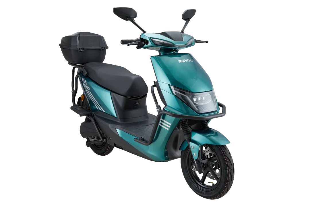 Expansión de REVOO en Colombia: una sólida apuesta por la movilidad eléctrica local 2 expansión de REVOO en Colombia: Motocicleta eléctrica REVOO color verde con baúl.